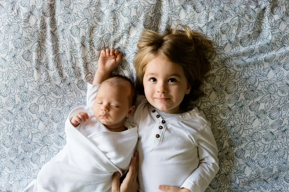 Kinder liegen im Bett